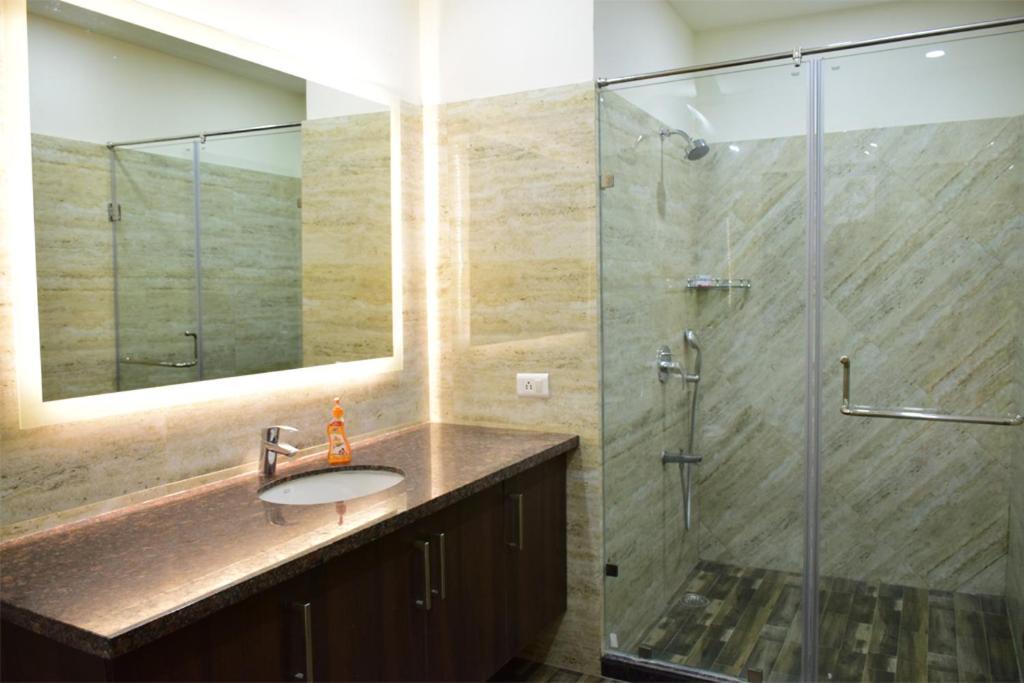 When In Gurgaon - Artemis Hospital 1 Min Walk, Fortis & Medanta 4 Mins Drive Экстерьер фото